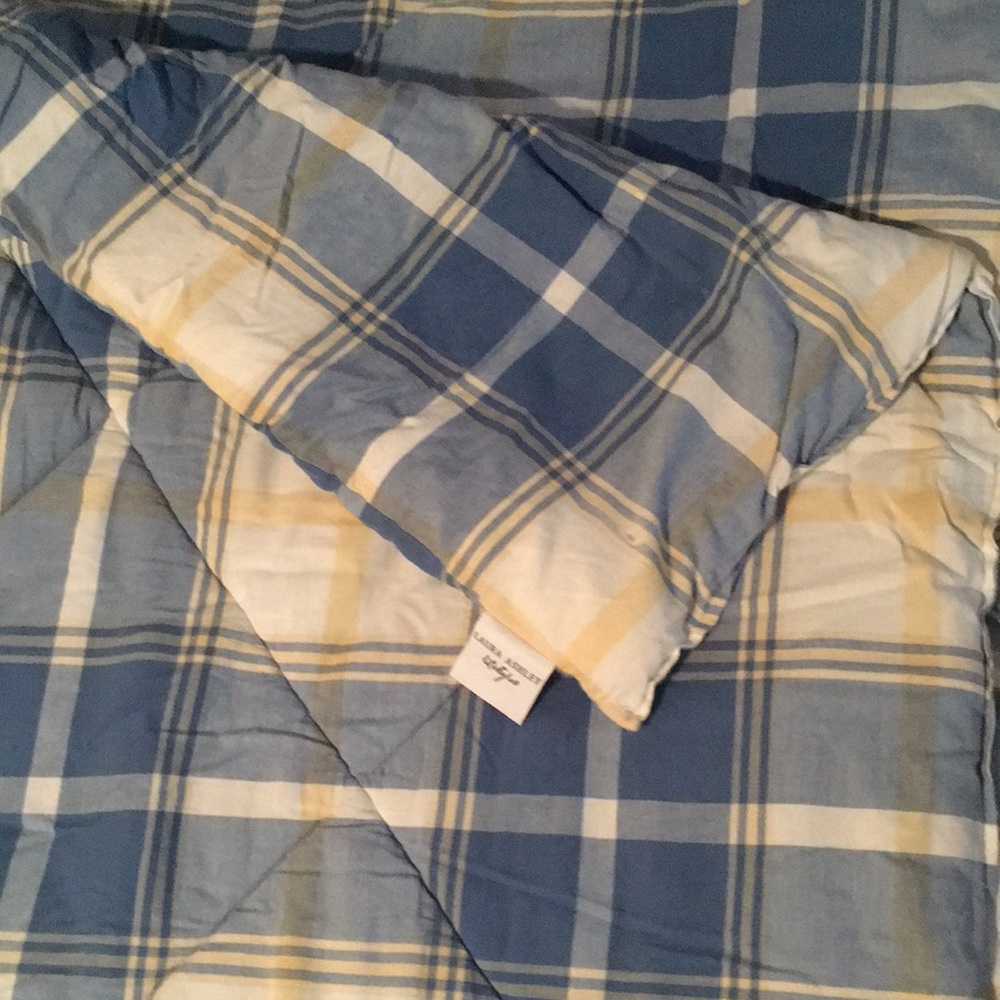 Have 2 LauraAshley Reversible Twin Comforters ea80”L,69”W. This is for 1 (one)! - Picture 2 of 5